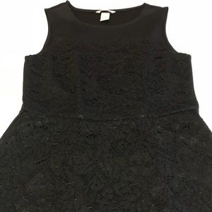 Black lace front sleeveless peplum top ⭐️